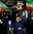 Iranianos agitam bandeiras nacionais e exibem fotos do novo Líder Supremo do país, Mojtaba Khamenei, em um comício em Teerã.  Foto: EPA/Shutterstock / BBC News Brasil
