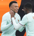 Mbappé e Dembele comemoram vitória da França  Foto: Reprodução/Instagram/equipedefrance