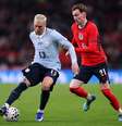Jogadores de Inglaterra e Uruguai em disputa de bola em Wembley –  Foto: Justin Setterfield/Getty Images / Jogada10