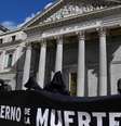 Manifestantes vestidos representando a morte protestam contra a lei que legaliza a eutanásia, em Madri, em março de 2021  Foto: AFP - JAVIER SORIANO / RFI