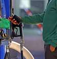 Um homem insere seu cartão de crédito em uma bomba de combustível em Boston  Foto: Getty Images / BBC News Brasil