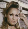 Ursula Andress interpretou a primeira e mais icônica Bond Girl, dos filmes sobre o agente 007  Foto: Screen Archives/Getty Images
