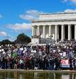 Manifestantes se reúnem em frente ao Lincoln Memorial em Washington DC  Foto: Getty Images / BBC News Brasil