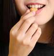 A hora do dia em que você come sua refeição, a rapidez com que você engole a comida e até o quanto você mastiga podem afetar a quantidade de calorias que você extrai dos alimentos  Foto: Getty Images / BBC News Brasil