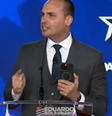 Eduardo diz gravar vídeo em congresso para mostrar ao pai; Bolsonaro está proibido de usar celular  Foto: Reprodução/YouTube/Eduardo Bolsonaro