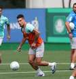 Abel Ferreira conversa com os jogadores antes de iniciar as atividades desta segunda –  Foto: Cesar Greco / Palmeiras / Jogada10