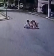 Crianças estavam sentadas antes de serem atropeladas  Foto: Reprodução/Redes sociais