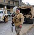 Um soldado libanês ao lado de um veículo da Unifil e de um caminhão do exército do Líbano, em meio à escalada das hostilidades entre Israel e o grupo Hezbollah, em 27 de março de 2026.  Foto: REUTERS - Karamallah Daher / RFI