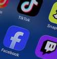 Instagram, TikTok, Snapchat, YouTube, Facebook, Twitch e Reddit: foto de ilustração de aplicativos de redes sociais em telefone celular. Lei australiana adotada em dezembro de 2025 poríbe o uso por menores de 16 anos.  Foto: © REUTERS - Hollie Adams / RFI