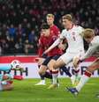 PRAGUE, CZECH REPUBLIC – MARCH 31: Rasmus Hojlund of Denmark is challenged by Stepan Chaloupek of Czechia during the FIFA World Cup 2026 European Qualifiers KO play-offs match between Czechia and Denmark at EPET ARENA on March 31, 2026 in Prague, Czech Republic. (Photo by Gabriel Kuchta/Getty Images)  Foto: Jogada10