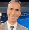César Tralli com o troféu do Melhores do Ano referente a 2025: uma carreira brilhante não planejada  Foto: Reprodução