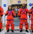 Os membros da tripulação da Artemis II, o astronauta da CSA (Agência Espacial Canadense) Jeremy Hansen e os astronautas da NASA Christina Koch, Victor Glover e Reid Wiseman, saem dos alojamentos da tripulação dentro do Edifício de Operações e Verificação Neil Armstrong em direção aos veículos de transporte da tripulação da Artemis, antes de viajarem para a Plataforma de Lançamento 39B como parte de um teste integrado de sistemas terrestres no Centro Espacial Kennedy da NASA, na Flórida, em 20 de setembro de 2023, para testar o cronograma da tripulação para o dia do lançamento.  Foto: NASA