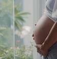 Mulher enfrenta impasse na Justiça para reconhecer paternidade de bebê após relação com gêmeos idênticos  Foto: Freepik