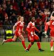 Jogadoras de Bayern e Manchester United em disputa de bola nas quartas de final da Champions Feminina –  Foto: Jasmin Walter/Getty Images / Jogada10