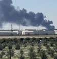 Fumaça vista em uma área do aeroporto internacional do Kuwait após um suposto ataque de drone. Em 1º de abril de 2026. A autoridade de aviação civil do Kuwait afirmou que o aeroporto internacional do país do Golfo foi alvo de um ataque de drone iraniano que resultou em um grande incêndio em um depósito de combustível.  Foto: AFP - - / RFI