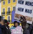 Ascensão da extrema direita em Portugal tem levado país a apertar as regras contra a imigração. Na foto, protesto de imigrantes em frente ao Parlamento, em Lisboa, em 25 de outubro de 2025.  Foto: AFP - PATRICIA DE MELO MOREIRA / RFI