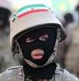 Um integrante da milícia voluntária iraniana Basij participa de uma marcha em Teerã em janeiro de 2025, antes da atual guerra  Foto: Majid Asgaripour/WANA/Reuters / BBC News Brasil