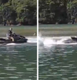 Homem tenta atingir companheira na água com manobras em moto aquática  Foto: Reprodução