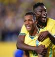 Danilo e Luiz Henrique comemoram gol do Brasil  Foto:  Rich Storry / Getty Images