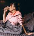 Beber água à noite pode atrapalhar seu sono  Foto: Freepik