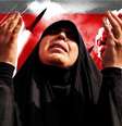 Imagem tratada de uma mulher iraniana usando hijab e roupas pretas, levantando as mãos em desespero, com um fundo vermelho ao lado de imagens sobrepostas de explosões em um edifício e mísseis no ar  Foto: Getty Images / BBC News Brasil