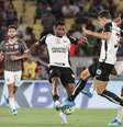 Matheuzinho tenta frear avanço do atacante Serna, do Fluminense –  Foto: Marcelo Gonçalves / Fluminense / Jogada10