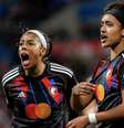 Jogadoras de Lyon e Wolfsburg em disúta de bola nas quartas de final da Champions Feminina –  Foto: Divulgação/O. Lyon / Jogada10