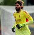 Alisson sofreu a terceira lesão muscular na temporada –  Foto: Tom Dulat/Getty Images / Jogada10