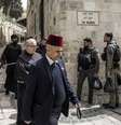 Policiais israelenses acompanham um grupo de frades franciscanos que caminham pela Via Crucis nesta Sexta-feira Santa, 3 de abril de 2026, na Cidade Velha de Jerusalém.  Foto: AFP - MARCO LONGARI / RFI
