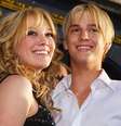 Hilary Duff e Aaron Carter, em 2003; cantor morreu em 2022  Foto: Lucy Nicholson/Getty Images