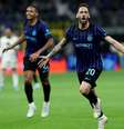 Jogadores de Inter de Milão e Roma em disputa de bola na Serie A –  Foto: Marco Luzzani/Getty Images / Jogada10