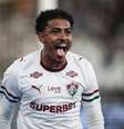 Rodrigo Castillo disputa vaga de titularcom John Kennedy –  Foto: Lucas Merçon/Fluminense / Jogada10