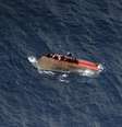 Pessoas se agarram a casco de barco e esperam por resgate no Mar Mediterrâneo  Foto:  Reprodução/X/@seawatch_intl