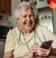 Pesquisas indicam que idosos já passam mais tempo na internet que os jovens. Entenda por que a geração 65+ está trocando as conversas reais  Foto: Canva Equipes/halfpoint / Bons Fluidos