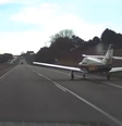 Avião pousa entre carros em rodovia na Filadélfia  Foto: Reprodução/X