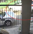 Imagens mostram o momento em que o motorista, preso por atropelar e matar duas crianças que brincavam na calçada, sai de casa arrancando com o carro  Foto: Reprodução