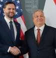 O primeiro-ministro húngaro, Viktor Orbán, cumprimenta o vice-presidente dos EUA, JD Vance, em Budapeste, Hungria, em 7 de abril de 2026.  Foto: © Jonathan Ernst / Reuters / RFI