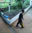 Um rapaz de 18 anos foi detido após tentar invadir uma escola em Suzano, SP, armado com um facão  Foto: Reprodução/Câmeras de Monitoramento