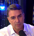 Flávio Bolsonaro explica que decisão do pai se deu por não ter nome para substituir Tarcísio  Foto: Reprodução/Youtube @inteligencialtda