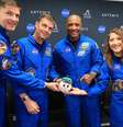 A tripulação da Artemis II posa com o indicador de gravidade zero chamado Rise  Foto: Divulgação/Nasa