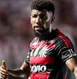 Lateral em campo pelo Flamengo –  Foto: Adriano Fontes/Flamengo - Legenda: CNRD condena Emerson Royal a pagar dívida à empresa esportiva de agente / Jogada10
