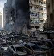 Um bombeiro caminha entre carros destruídos enquanto um prédio queima após um ataque aéreo israelense em 8 de abril de 2026, em Beirute, Líbano  Foto: Chris McGrath/Getty Images
