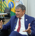 Wellington Dias sentado e gesticulando durante entrevista  Foto: BBC News Brasil / BBC News Brasil