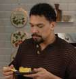 Amo cuscuz e não consigo parar de comer esse bolo de flocão de milho que aprendi com um ex-BBB: receita é viciante.  Foto: Reprodução, Gshow/Receitas / Purepeople