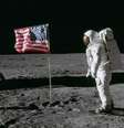 O astronauta Edwin E. Aldrin Jr., piloto do módulo lunar da primeira missão de pouso na Lua, posa para uma fotografia ao lado da bandeira dos Estados Unidos hasteada durante uma atividade extraveicular (EVA) da Apollo 11 na superfície lunar.  Foto: NASA