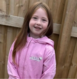 Nyla May Bradshaw, de sete anos, foi encontrada em um lago no campo de golfe Owston Hall, em Doncaster, no mês passado.  Foto: Reprodução/BBC