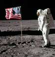 A missão Apollo 11 conseguiu o primeiro pouso tripulado na Lua, em 20 de julho de 1969. O comandante da missão, Neil Armstrong (1930-2012), foi o primeiro homem a caminhar sobre a Lua: “Um grande salto para a Humanidade”.  Foto: NASA/Reprodução / Estadão