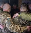 Soldados ucranianos rezam em uma igreja perto de Sloviansk, na região de Donetsk, em 10 de abril, algumas horas antes da entrada em vigor de uma trégua entre Moscou e Kiev por ocasião da Páscoa ortodoxa.  Foto: AFP - IRYNA RYBAKOVA / RFI