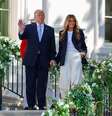 O presidente dos Estados Unidos, Donald Trump, e a primeira-dama, Melania Trump, acenam para os convidados durante o evento “Easter Egg Roll” na Casa Branca, em 6 de abril de 2026  Foto: Getty Images / BBC News Brasil