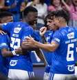 Gerson busca finaliza diante da chegada de defensor do Bragantino –  Foto: Gustavo Aleixo/Cruzeiro / Jogada10